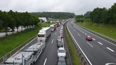 Vzrok zaprtja Dolenjke: Avstrijec divjal z jaguarjem in pristal na strehi #foto #video