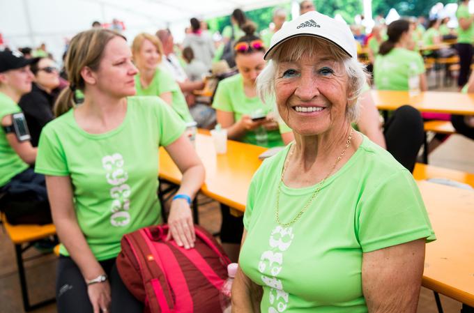 Tako kot so stalnica dm teka Čuki, je stalnica  tekaških prireditev tudi 83-letna Primorka Kazimira Lužnik, ki je tako kot vedno – skrbno naličena in širokega nasmeha – odtekla svojo porcijo teka za ženske.  | Foto: Vid Ponikvar