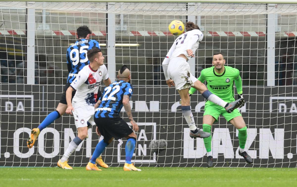Samir Handanović vs. Crotone | Samir Handanović je na tekmi s Crotonejem prejel dva gola, vseeno pa se je z Interjem veselil visoke zmage. Inter je drugi, točko za Milanom. | Foto Reuters
