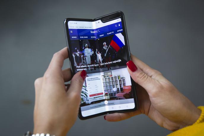 Samsung Galaxy Fold | Pregibni telefon Samsung Galaxy Fold 5G je eden njihovih prvih s podporo za mobilna omrežja pete generacije. | Foto Bojan Puhek