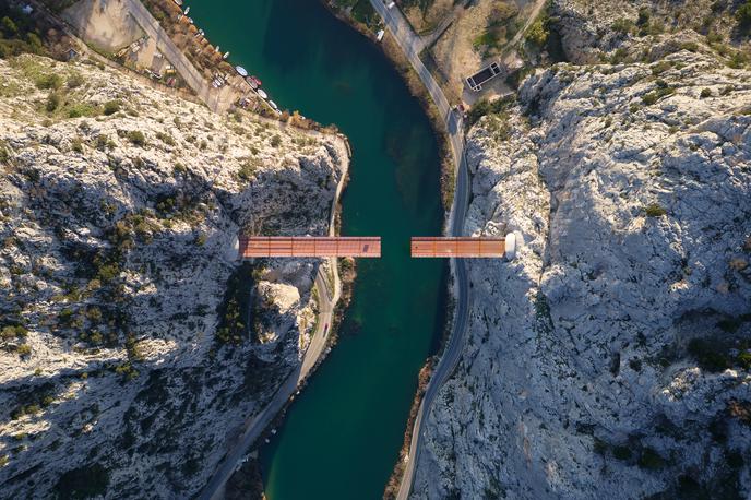Spajanje mostu na reki Cetina | Most med predoroma bo dolg 152 metrov. | Foto Shutterstock