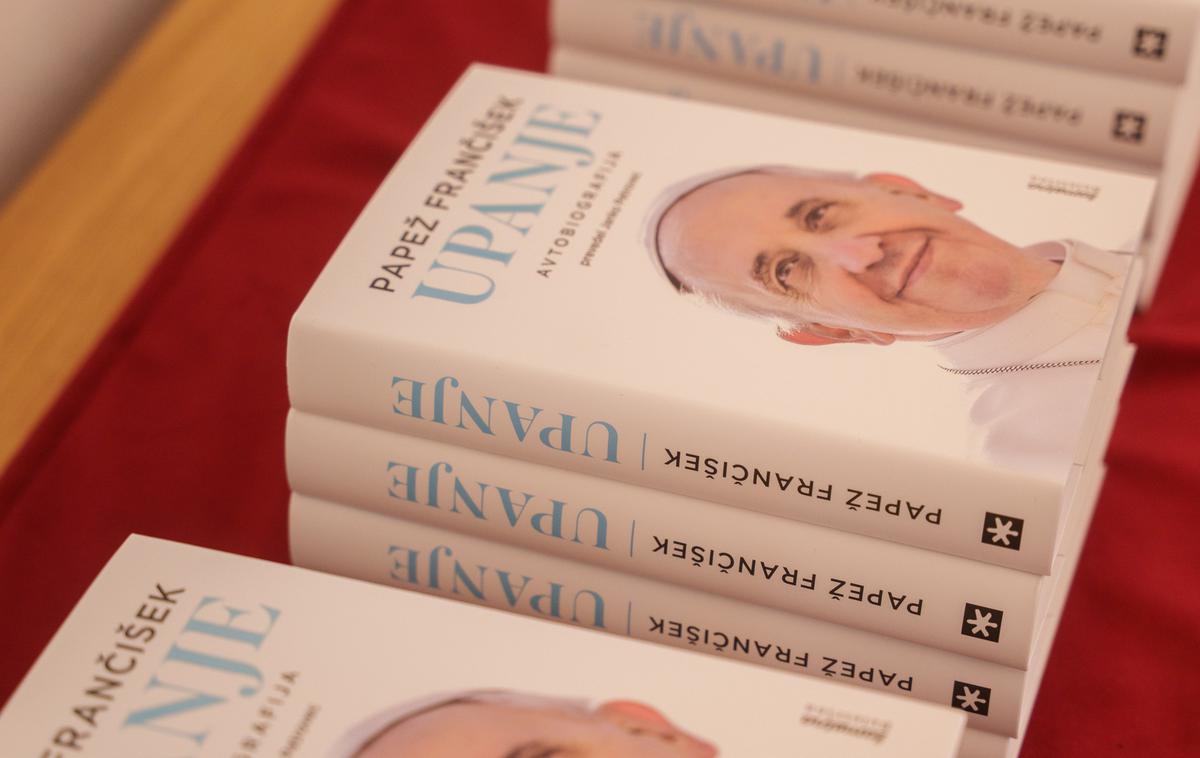 avtobiografija Papeža Frančiška: Upanje | Frančiškova zgodba je prepredena z anekdotami in do zdaj še neobjavljenimi zgodbami, poleg tega pa besedilo bogatijo redke zasebne fotografije. | Foto Teotim Logar