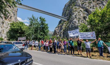 Po odprtju impresivnega mostu izbruhnili protesti: "Na srečo se ni zgodilo nič hujšega" #video