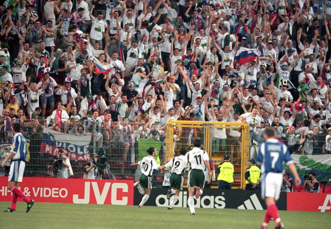 Slovenija je pred 23 leti v prvi tekmi na EP 2000 na stresni tekmi v Charleroiju, na kateri je vodila že s 3:0, remizirala z ZR Jugoslavijo (3:3). Na Euru 2024 se bo znova pomerila s Srbi, tokrat v Münchnu, kjer velja pričakovati nov rekord, kar se tiče številčnosti slovenskih navijačev na nogometni tekmi v tujini. Prejšnji rekord znaša 12 tisoč slovenskih navijačev na tekmi v Amsterdamu (EP 2000 proti Španiji). | Foto: Guliverimage/Getty Images