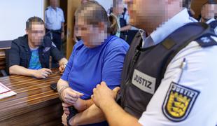 V Nemčiji zapor za par, ki je sina posiljeval in prodajal na spletu #video