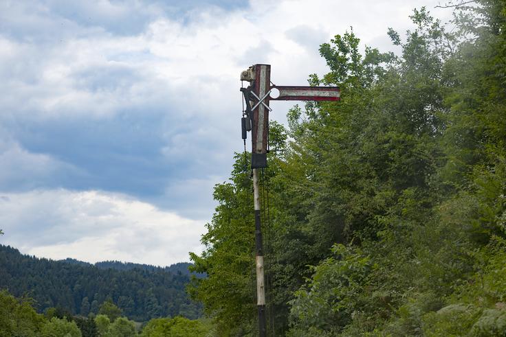 Opuščen signal na Koroški progi - po načrtovani prenovi se tudi na tej progi obeta daljinsko vodenje. | Foto: Ana Kovač