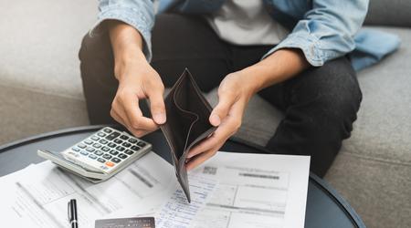 Ne živim v hiši, ali jo lahko vseeno izgubim zaradi bratovih dolgov? #pravni nasvet