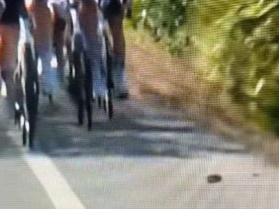 Pogačarja očitno spodnesel kamen na cesti #video