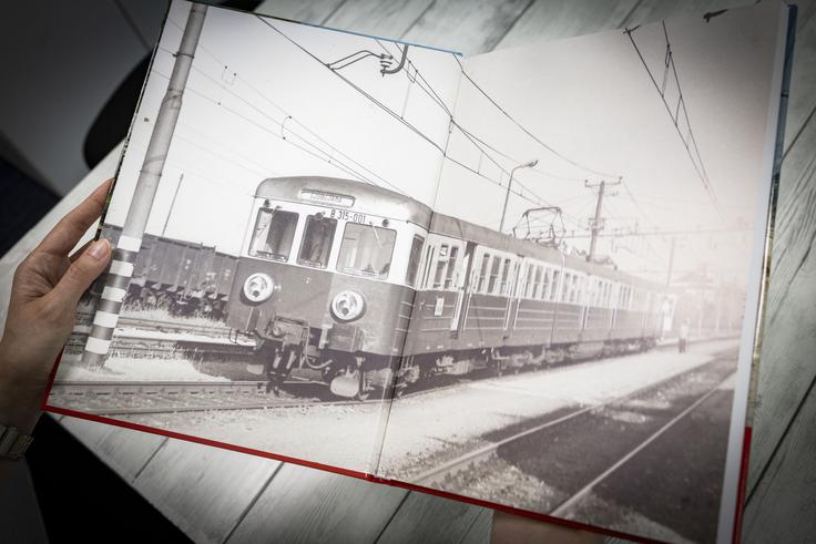 Prepoznavni rdeče-rumeni potniški vlaki so več kot pol stoletja povezovali Slovenijo in celo nekatere bližnje kraje v soseščini. | Foto: Siol.net