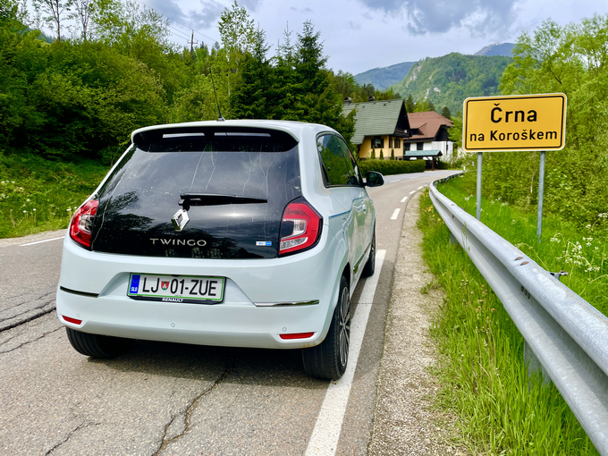 Prihod v Črno na Koroškem, kjer je twingo lahko izkoristil polno moč polnilnice. | Foto: Gregor Pavšič