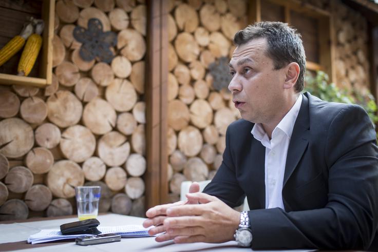 "Dejal bi, da razmere v Srbiji ne vplivajo le na slovensko gospodarstvo, ampak tudi neposredno na slovensko politiko oziroma vsaj na del te. Vemo, da je Janković neposredno vezan na Vučića," opozarja varnostni strokovnjak in nekdanji direktor OVS Boštjan Perne. | Foto: Bojan Puhek