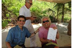 Demokratski kongresniki objavili nove fotografije Epsteina in vplivnih osebnosti, vključno s Trumpom