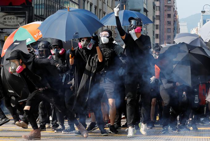 Protestniki v Hongkongu na ulicah vztrajajo že pet mesecev. | Foto: Reuters