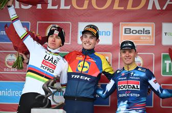 Tadej Pogačar po drugem mestu spil (brezalkoholno) pivo in športno priznal poraz #video