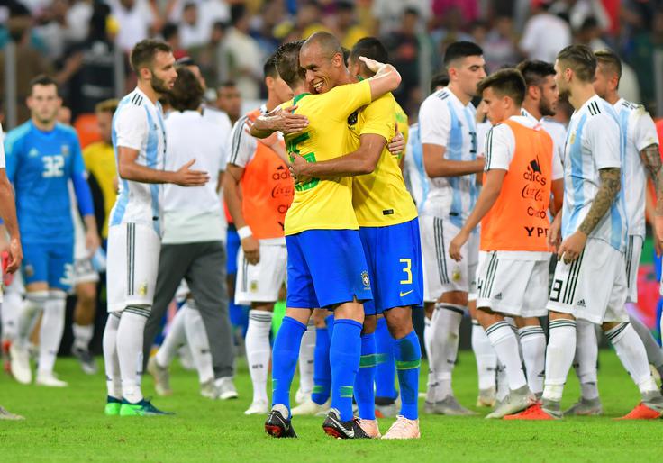 Miranda Zadnjo medsebojno tekmo je oktobra lani v Savdski Arabiji z golom v zadnji minuti odločil Miranda. | Foto: Reuters
