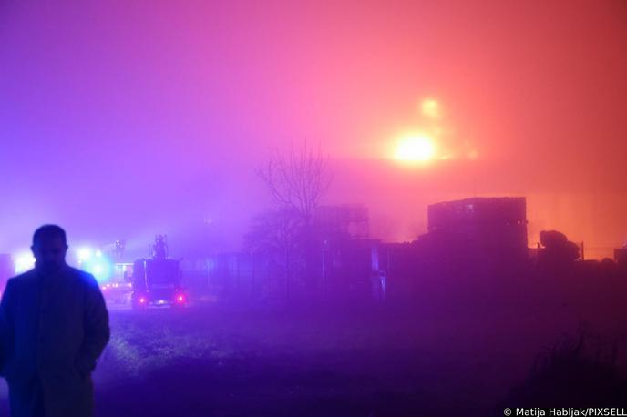 Zabok, požar, Hrvaška, tovarna. baterije, gasilci | Vzrok za požar in število morebitnih poškodovanih še nista znana.