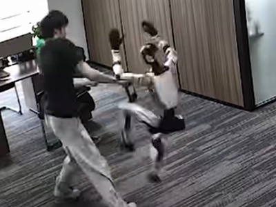 Drama: humanoidni robot brcnil programerja in mu izbil ... #video