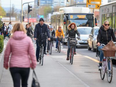 Nacionalna pobuda Polni zagona kolesarimo v službo v prvem tednu izziva pritegnila več kot 1200 kolesarjev