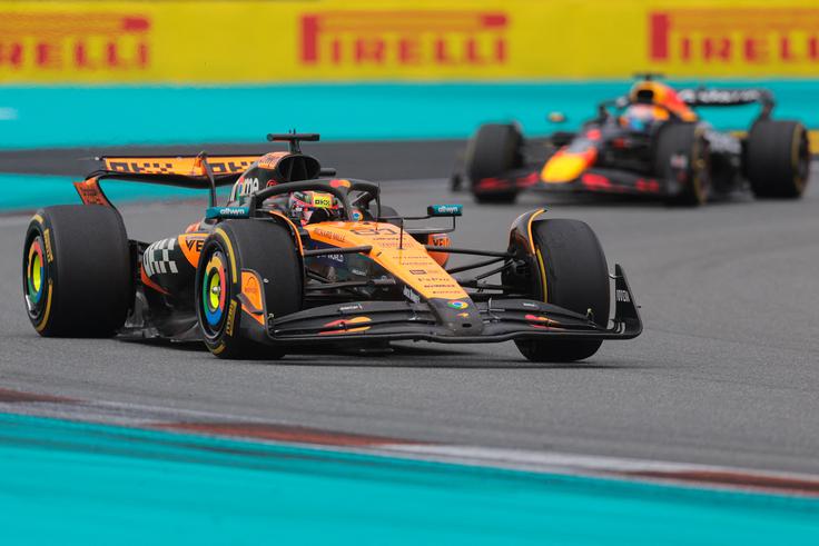 Oscar Piastri je z lepih prehitevalnim manevrom, kot bi bil izkušen dirkač, opravil s štirikratnim prvakom Maxom Verstappnom. Lando Norris se je precej bolj mučil z njim. | Foto: Reuters