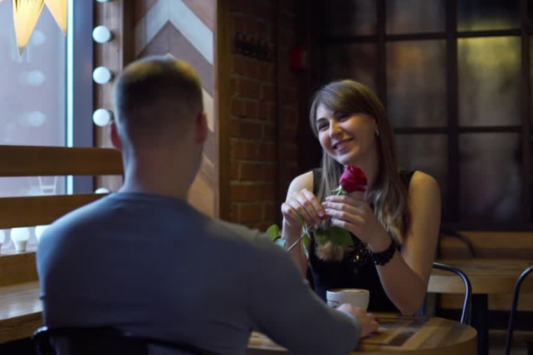 Pet najpogostejših napak, ki se jim na prvem zmenku izogibaj