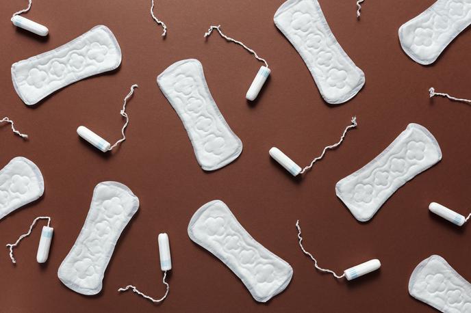 vložki tamponi | V nekaterih državah so vlade že zagotovile brezplačne menstrualne pripomočke, in sicer tampone in vložke. Zelo redko ponudijo do okolja prijazne alternative, kot so spodnje perilo, menstrualni diski, menstrualne skodelice in vložki za večkratno uporabo.  | Foto Pexels