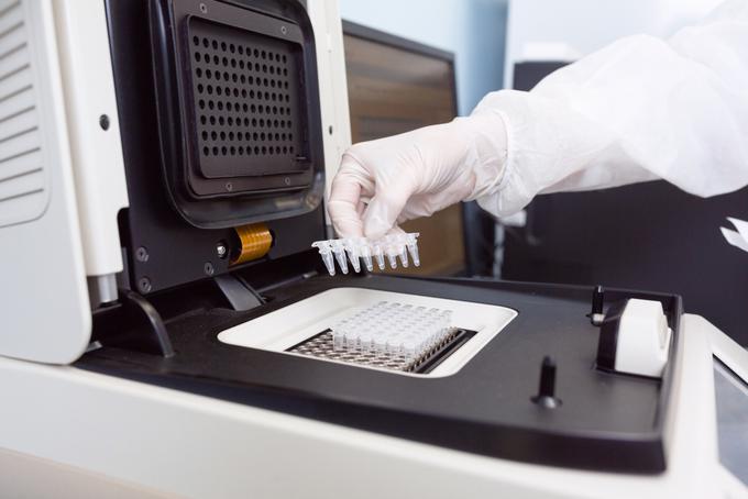 "Predklinične študije za oceno varnosti in farmakologije zdravila v razvoju vključujejo poskuse in vitro (na celicah) ter in vivo (na živalih). Pomembno je uporabiti ustrezne modele bolezni, ki posnemajo značilnosti ciljne redke bolezni." | Foto: Shutterstock
