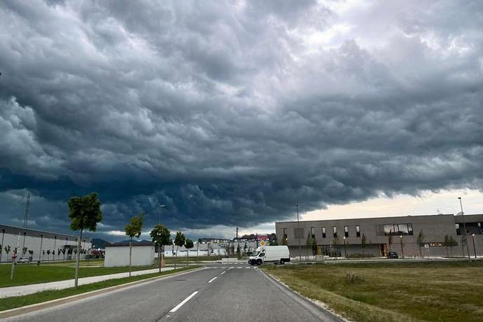 Svarilo meteorologov: obeta se potencialno zelo nevarna situacija #video
