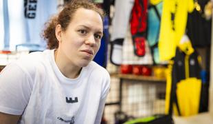 Brutalna pogodba: njej grozilo 100 tisoč evrov kazni, menedžer pa brez obveznosti #video