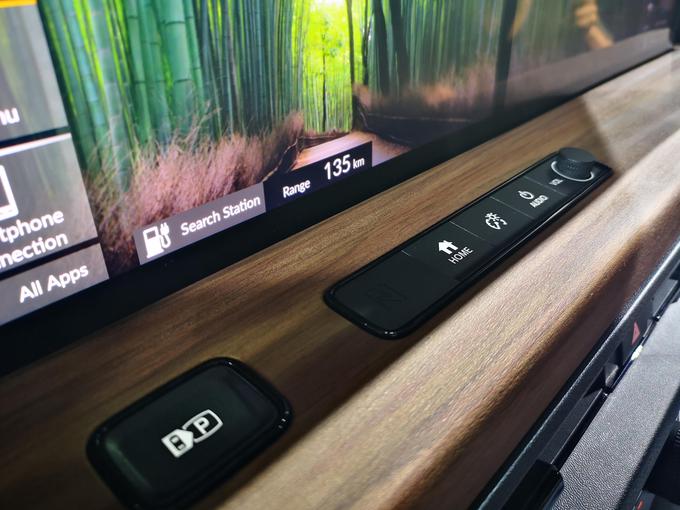 Kombinacija digitalnih zaslonov in lesa. Nekatere rešitve spominjajo tudi na BMW i3. | Foto: Gregor Pavšič