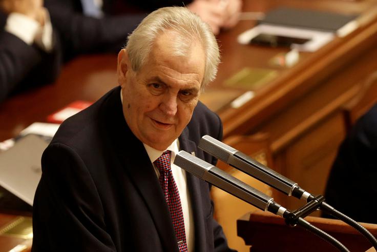 Miloš Zeman, prvi neposredno izvoljeni češki predsednik, s počasno hojo in palico morda deluje kot bolan, vendar zaradi tega ni nič manj odrezav. Znan je po svojih vulgarnih izjavah in žalitvah svojih nasprotnikov. V zadnjem času je izrekel tudi nekaj krepkih na račun EU, čeprav sam še vedno poudarja, da je evropski federalist, piše avstrijska tiskovna agencija APA. Znan je kot oster kritik tako evropske begunske politike kot sankcij unije proti Rusiji in nasprotnik uvedbe evra. Zeman je poročen v drugo. Iz prvega zakona ima sina, iz drugega hčerko. Zdravniki so mu zaradi sladkorne bolezni svetovali, naj se odpove verižnemu kajenju in alkoholu. | Foto: Reuters