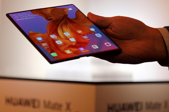 Prvi Huaweiev pregibni telefon Mate X ni nikoli prišel na evropske prodajne police. Zdaj so razmere drugačne, poudarja Yu. | Foto: Reuters