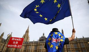 Britanski poslanci zavrnili sporazum o brexitu