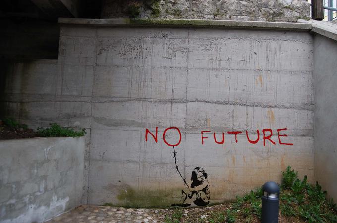 Kranjski grafiti kritično naslavljajo slovensko begunsko politiko in odločitev politike, da meje opremi z bodečimi žicami. | Foto: 