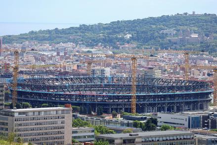 Camp Nou je še gradbišče, na Montjuicu koncert, Barcelona pa …