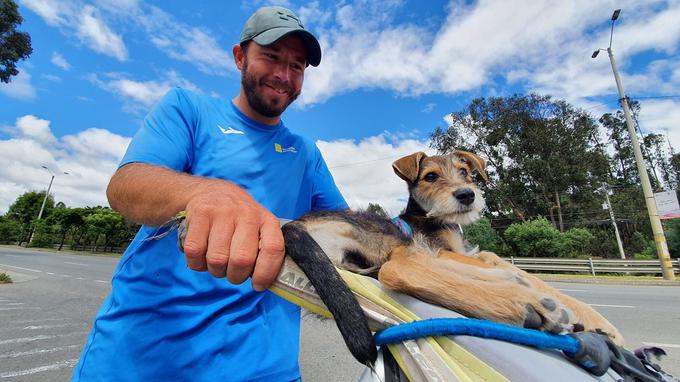 Na poti je posvojil psičko Carlitos, ki ga zdaj spremlja.  | Foto: Facebook
