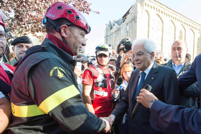 Vidno pretresen predsednik Mattarella (na fotografiji) in premier Renzi sta se po žalni slovesnosti pogovorila z žalujočimi sorodniki in lokalnimi oblastmi. Mattarella se je danes na kratko že ustavil v kraju Amatrice, ki ga je potres najbolj prizadel in kjer je pod ruševinami umrlo 230 ljudi, ter se poklonil izjemnemu trudu več kot 4.000 reševalcev in prostovoljcev. | Foto: Reuters