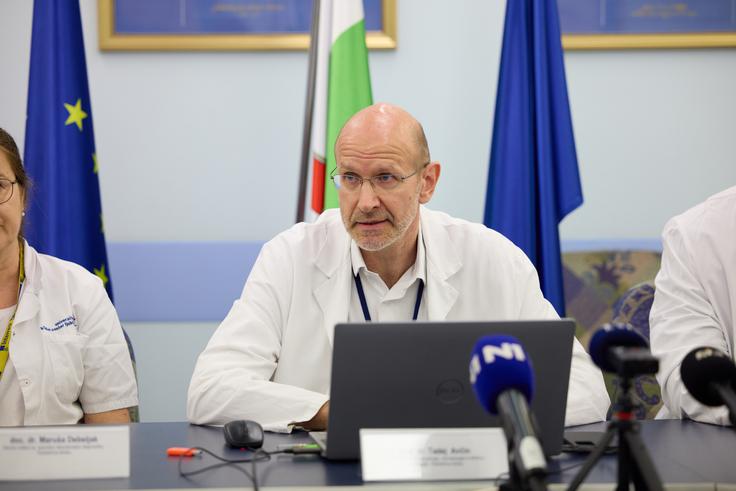 "Prvič smo pokazali, da lahko avtoimunsko bolezen zdravimo z odstranjevanjem sprožilca bolezni namesto z neposrednim zaviranjem imunskega sistema," je pojasnil vodja raziskave Tadej Avčin. | Foto: Žan Rutar/UKC