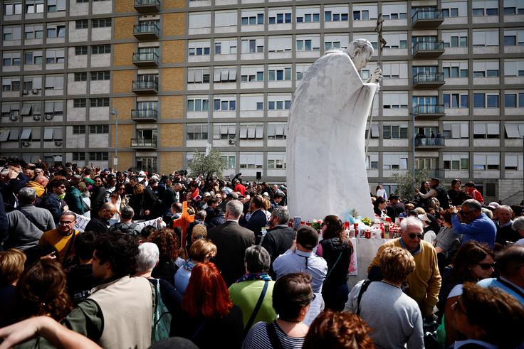 papež Frančišek, bolnišnica, ljudje | Foto: Reuters