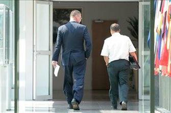 "Očitno me nekdo skuša narediti za grešnega kozla"