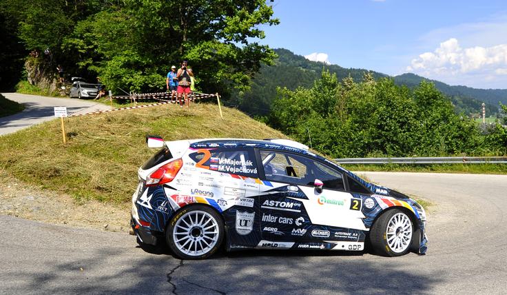 V skupni razvrstitvi se je zmaga nasmihala slovaškemu gostu Vlastimilu Majerčaku s ford fiesto R5, a po prehitrem vstopu v časovno kontrolo in napačnem štartu je dobil dve minuti in deset sekund pribitka. | Foto: 
