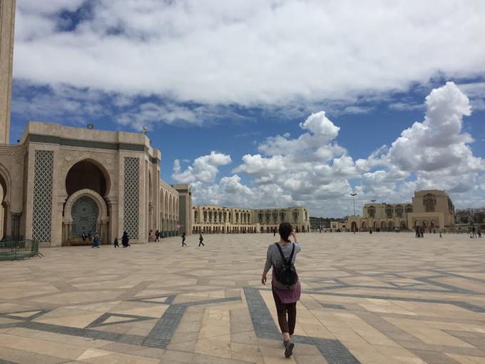 Mošeja v Casablanci pusti človeka brez besed. Prav gotovo je to eno izmed človeško ustvarjenih čudes sveta. V mošejo Manca ni smela stopiti, ker ni muslimanka, a kljub temu pravi, da je maroška arhitektura že na zunaj neverjetno lepa, ljudje pa so zelo topli.   | Foto: Osebni arhiv