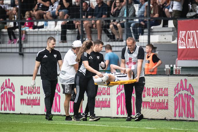 NK Mura NK Domžale | Kai Cipot je utrpel poškodbo in igrišče zapustil na nosilih. | Foto Blaž Weindorfer/Sportida