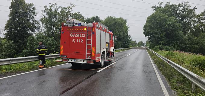 Pri odpravljanju posledic poplave je tudi tokrat neprecenljiv prispevek gasilcev, ki ogromno pomagajo telekomunikacijskim ekipam pri obnovi telekomunikacijskih povezav. | Foto: Srdjan Cvjetović