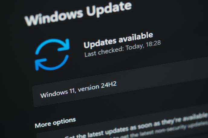 Windows Update, posodobitev, Patch Tuesday, Microsoft | Julijski paket popravkov operacijskega sistema odpravlja veliko več ranljivosti kot kadarkoli prej, a to na srečo še ne pomeni, da je operacijski sistem Windows naenkrat postal bolj tvegan in manj varen. | Foto Shutterstock