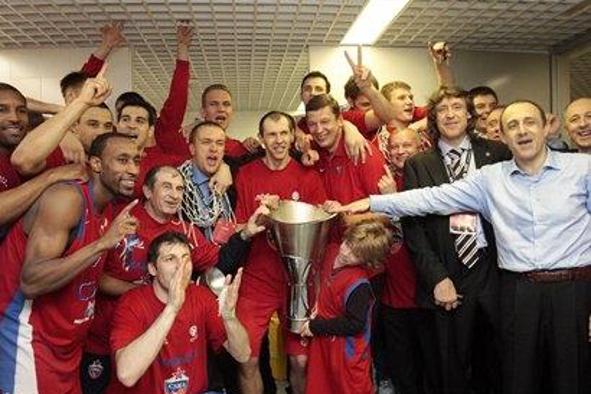 Vsi gledajo v hrbet Meneghinu in Obradoviću