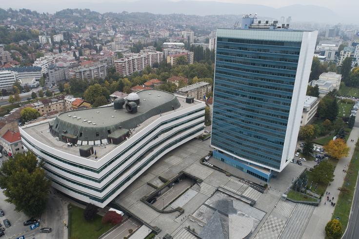 Parlament Federacije BiH v Sarajevu (na fotografiji) je letos sprejel dopolnila k zakonu o gradnji plinovoda med Hrvaško in BiH. Zakon je bilo dopolnjen tako, da je zdaj celo navedeno, katero podjetje bo gradilo plinovod, ki bo BiH oskrbovalo z ameriškim plinom. Ta bo prihajal na terminal za utekočinjeni zemeljski plin na otoku Krku. Podjetje, izrecno navedeno v dopolnjenem zakonu, je podjetje AAFS, ki naj bi bilo povezano z družino Trump. | Foto: Guliverimage