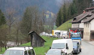V Poljanski dolini protestno zaprli cesto: rekonstrukcija nevarnega odseka je nujna