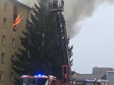 Požar v stanovanjskem bloku v Mariboru, ena oseba poškodovana