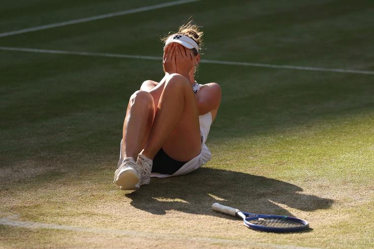 Olajšanje in nepopisno veselje. Linda Noskova se je kar sesedla od navdušenja, ko je osvojila prvi grand slam. | Foto: Reuters