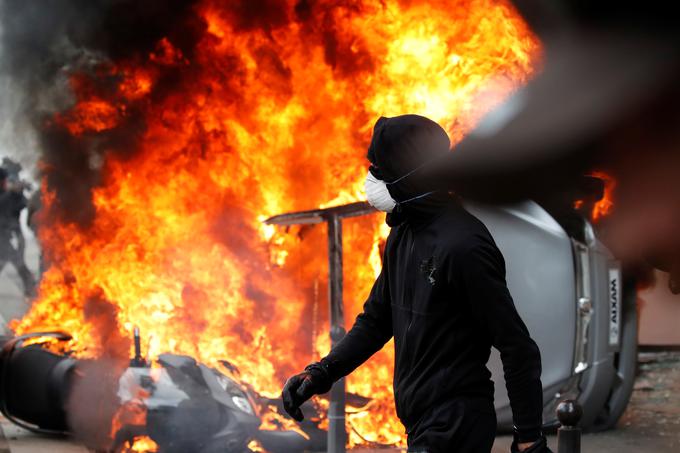 V črno oblečeni izgredniki so uničevali izložbe in zažgali več avtomobilov. Uničili so tudi eno od restavracij hitre prehrane McDonald's ter v njej podtaknili požar. | Foto: Reuters